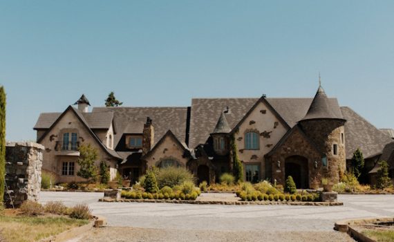 Chateau de Lis Oregon City Oregon Wedding Venue sml